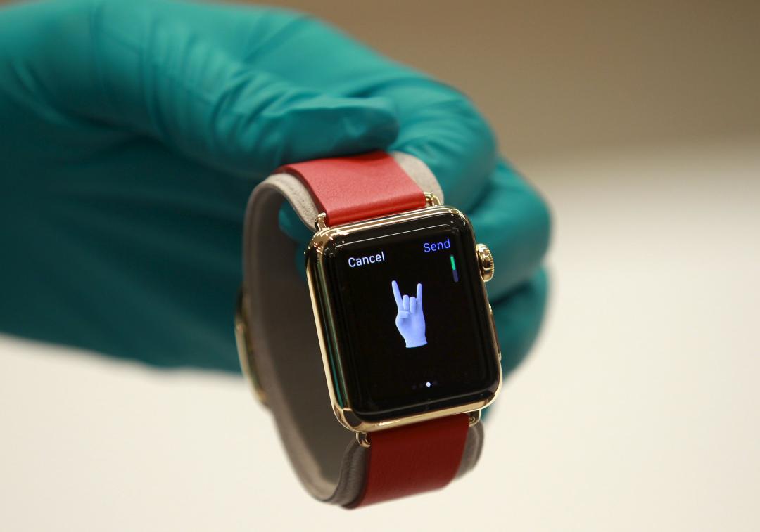 當年的18K金Apple Watch Edition,要價34萬元起。(圖/路透社)