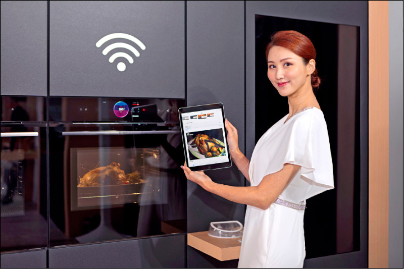 BOSCH 8系列極緻黑蒸氣微波烤箱,具備即時智慧攝影功能。188,000元。