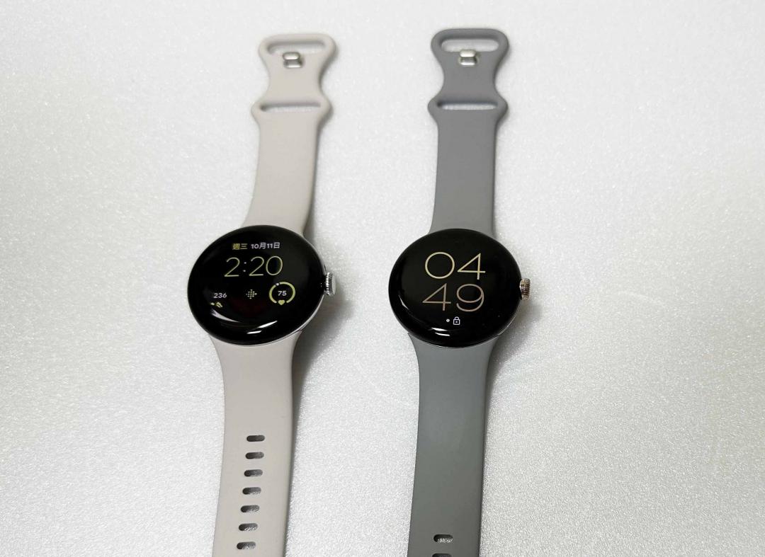 Pixel Watch 2 (左)外型跟前代（右）沒有太大的改變，但重量變輕巧。（圖／記者吳佩樺攝）