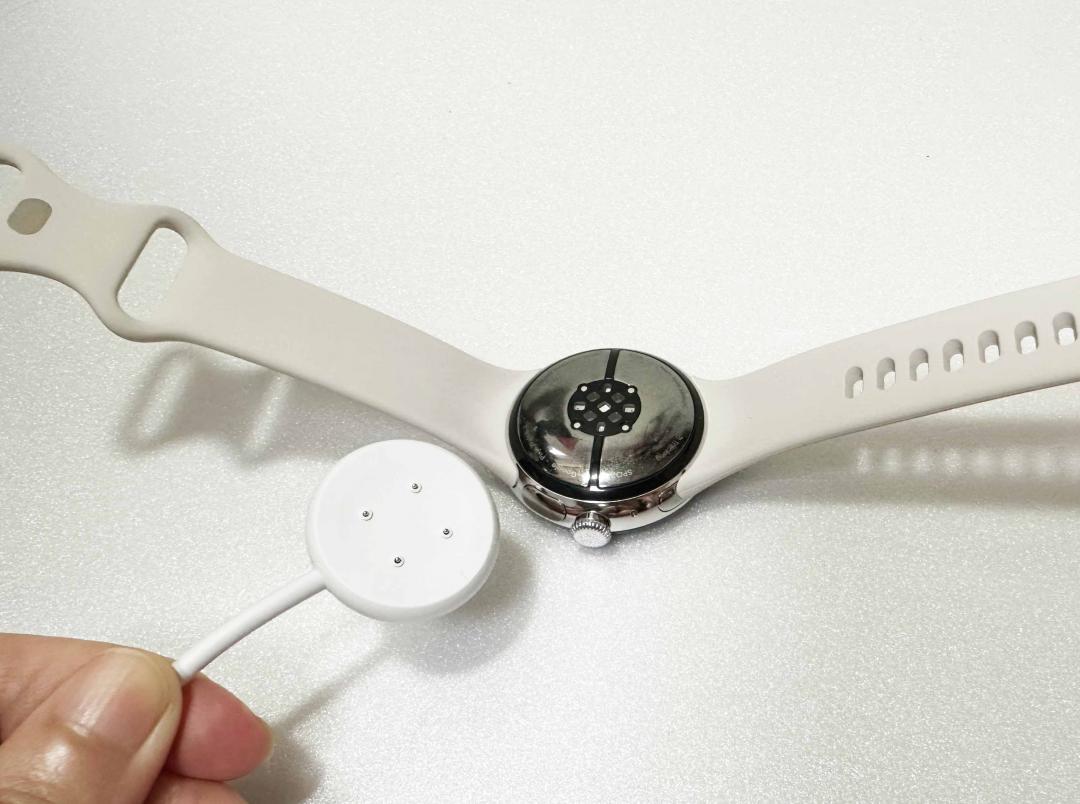 Pixel Watch 2充電器不通用一代。（圖／記者吳佩樺攝）