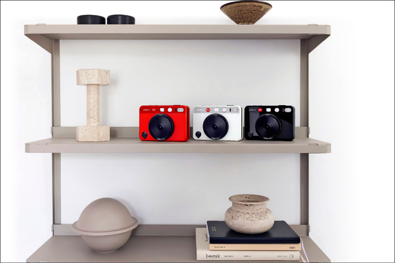 SOFORT 2有紅色、白色和黑色三色選擇，均掛有經典的紅色Leica標誌。各13,000元。