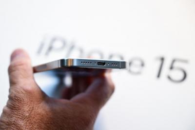 iPhone 15 用20W充電器就好?實測曝跟30W的速度差距 iPhone 15 用20W充電器就好?實測曝跟30W的速度差距