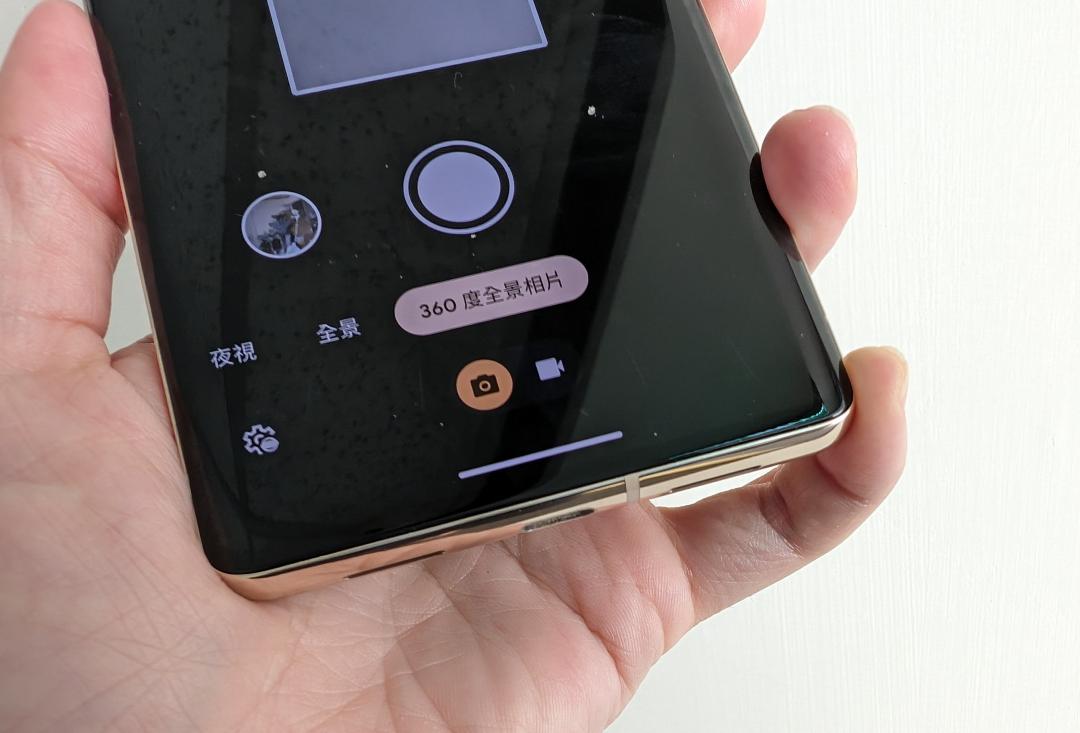 Google Pixel 8系列取消經典的360度全景照片功能。(圖/記者吳佩樺攝)