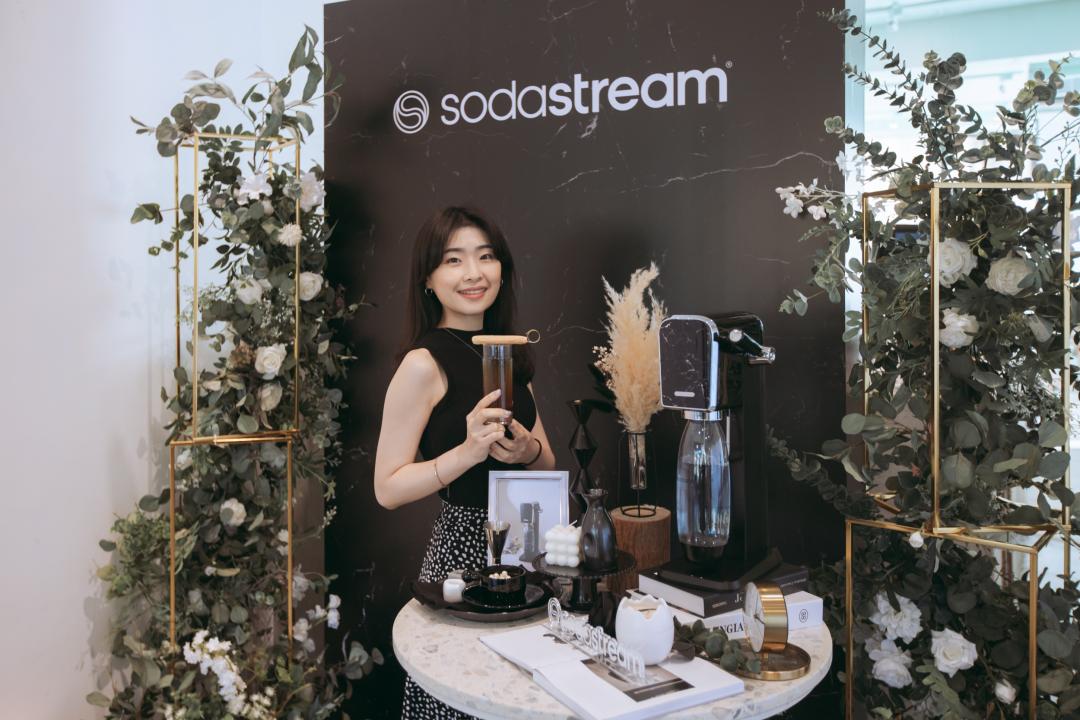 機身上採用低調奢華的黑色大理石紋設。(圖/恆隆行)
