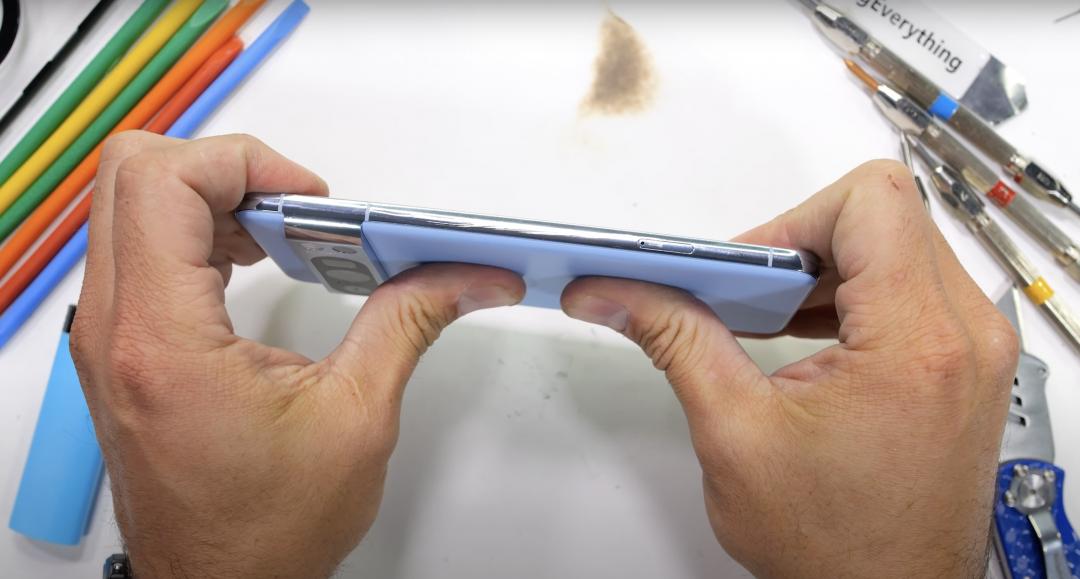Google Pixel 8 Pro通過用力掰彎考驗。(圖/翻攝YT)