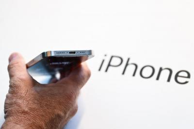 原來 iPhone 需要清潔!蘋果教戰:鈦金屬變色 1 招解決 原來 iPhone 需要清潔!蘋果教戰:鈦金屬變色 1 招解決