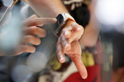 新Apple Watch也有災情?傳蘋果內部文件流出:正調查螢幕閃爍問題 新Apple Watch也有災情?傳蘋果內部文件流出:正調查螢幕閃爍問題