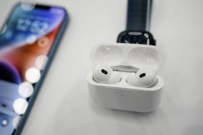 蘋果 AirPods 4 傳明年推出!爆料:兩版本、耳機柄變短外型混合Pro 蘋果 AirPods 4 傳明年推出!爆料:兩版本、耳機柄變短外型混合Pro