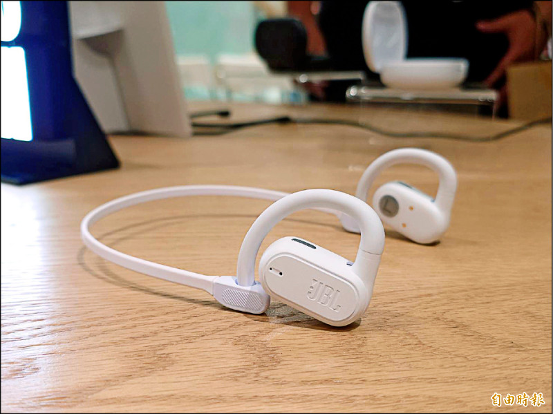 裝上頸帶後，Soundgear Sense可以從耳掛式變成頸掛式耳機，提升穩定性。具備24小時續航，充電15分鐘可以播放音樂4小時。（記者黃肇祥攝）