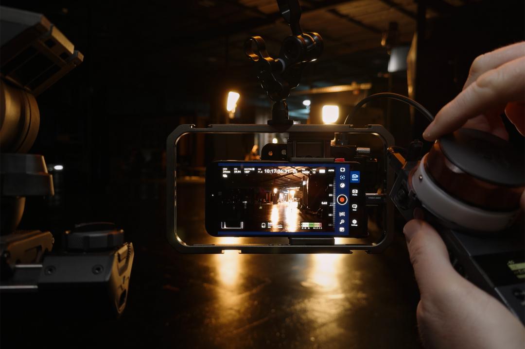 《Blackmagic Camera》是一款 iOS 專屬的 App,為 iPhone 增添數位底片攝影機的控制功能,並支援 iPhone 15 Pro Max 上的 Apple Log 編碼。 (圖/Apple)