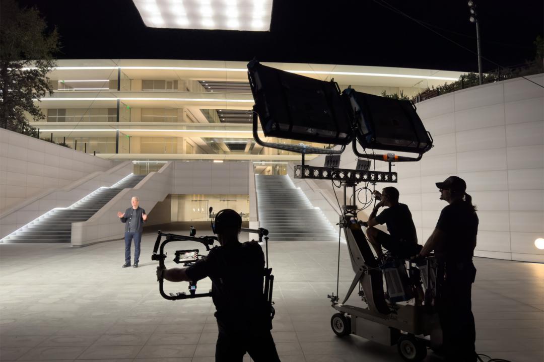 Tim Cook 在 Apple Park 拍攝 Scary Fast。(圖/Apple)