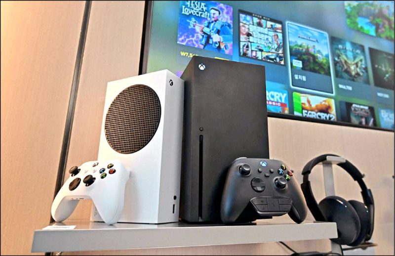 趁低價入手價格實惠的Xbox遊戲主機，也可加入微軟提供的Xbox Game Pass服務，透過月費訂閱，就能一次暢玩上百款遊戲。（法新社）