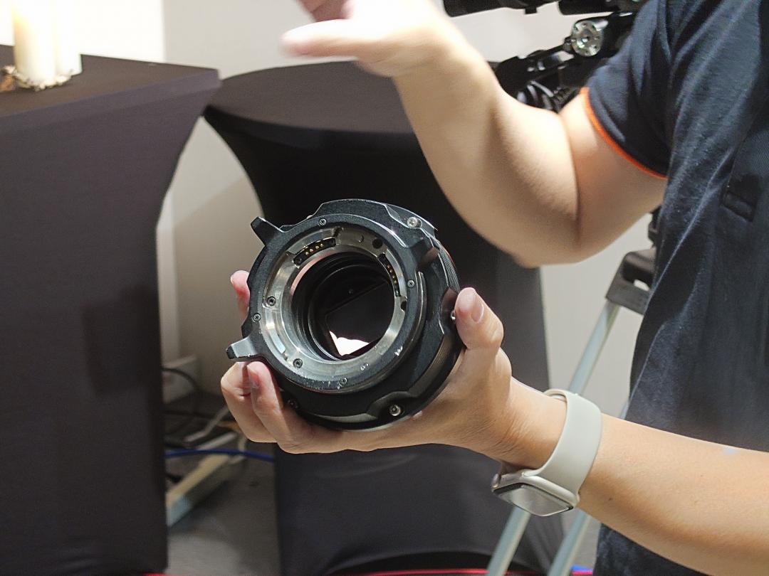 用於接 PL 電影鏡頭的接環，能夠鎖上多組螺絲，因此穩定性更優。（圖／記者黃肇祥攝）