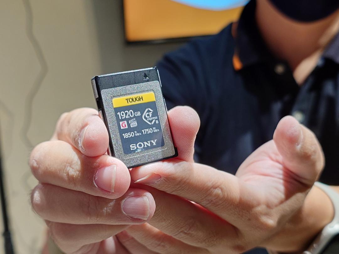Sony 也將同步推出 CFexpress Type B 記憶卡，具有 2TB 的容量，讀取速度可達 1850Mb/s（圖／記者黃肇祥攝）