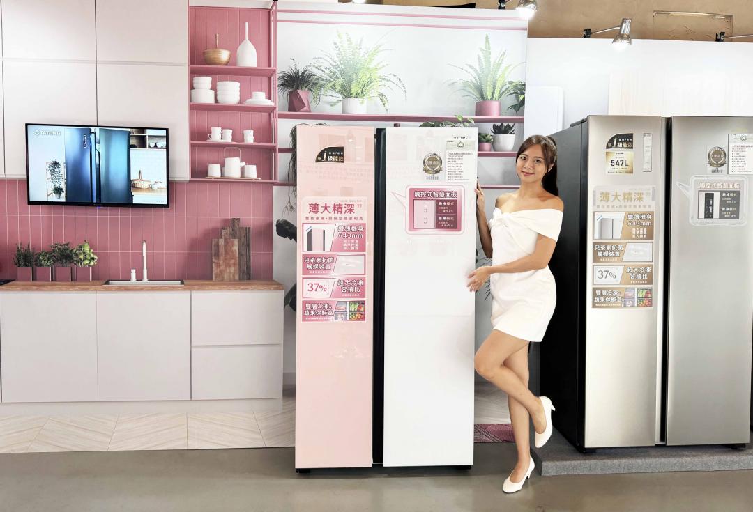 大同玩色變頻超薄對開冰箱，運用粉色設計。(圖／記者吳佩樺攝)