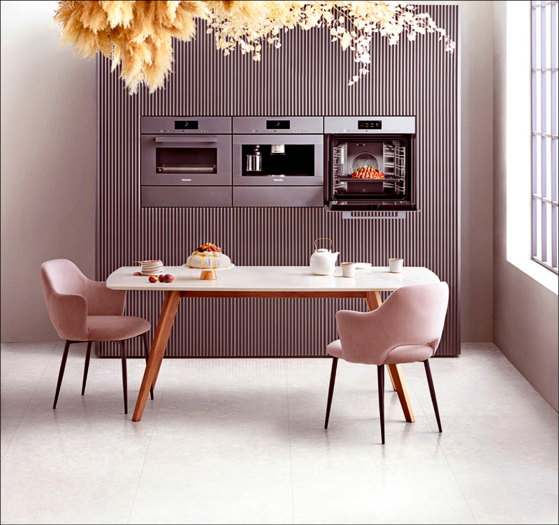 Miele Generation 7000系列的Artline系列主打智慧功能,揮揮手可自動關閉提醒聲音。涵蓋烤箱、蒸烤箱、微波烤箱、咖啡機、溫盤器等,全系列個別產品參考售價79,000~348,000元。