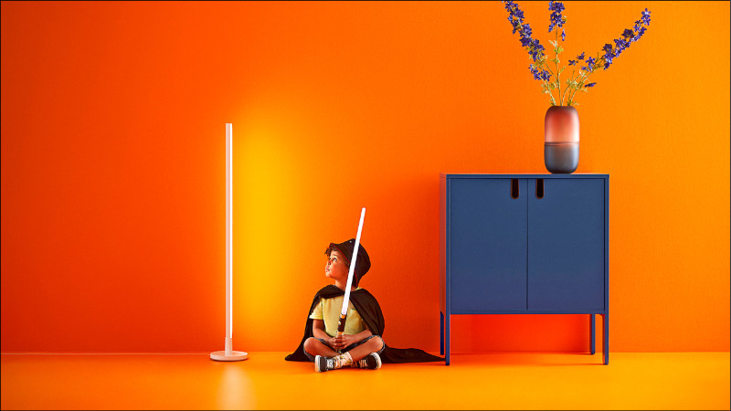 智慧照明可透過手機隨意變化居家燈光，WiZ落地燈提供1,600種燈光色彩，售價3,890元。