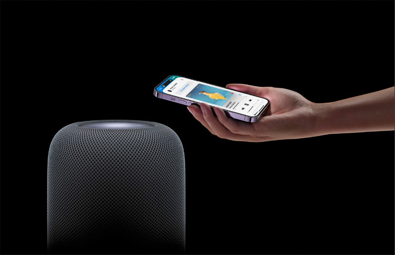 智慧音箱可聲控播放歌曲，蘋果HomePod第2代內建Siri，可成為臥房的操控中樞，售價9,300元。