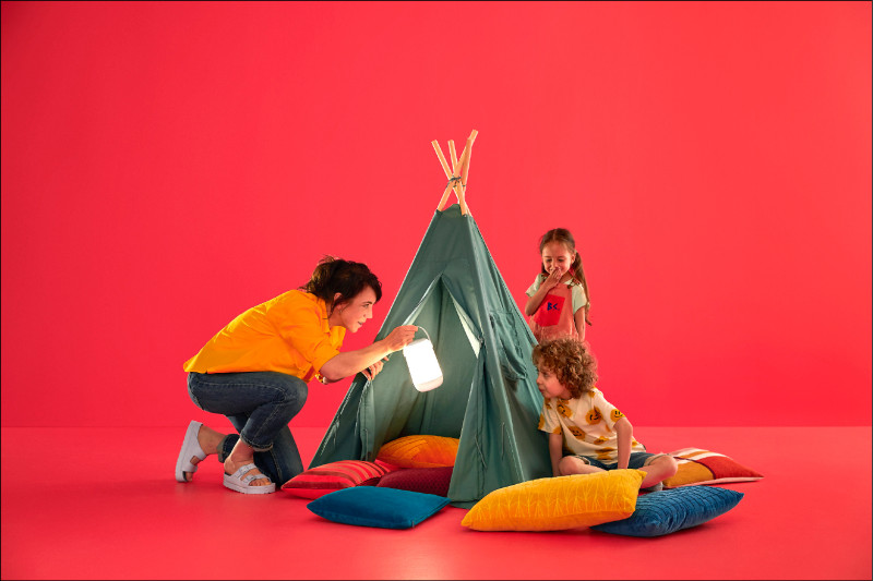 智慧照明不用複雜的安裝，WiZ桌燈除了室內使用，也適用戶外，為露營等活動營造另類樂趣，售價2,890元。