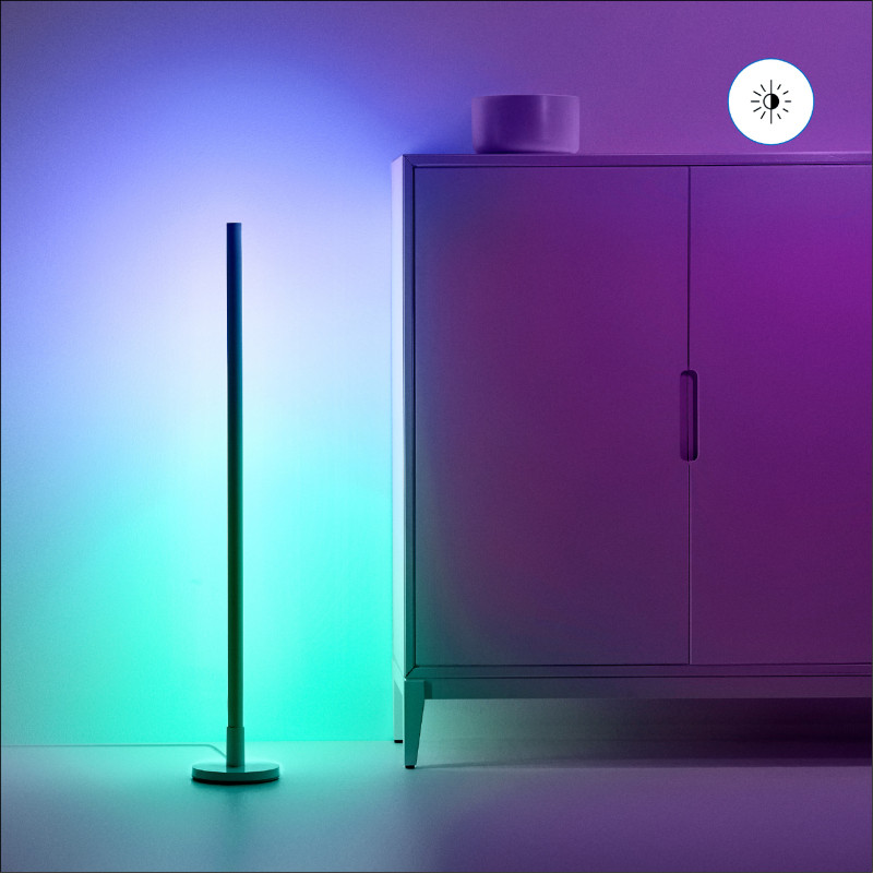 智慧照明可透過手機隨意變化居家燈光，WiZ落地燈提供1,600種燈光色彩，售價3,890元。