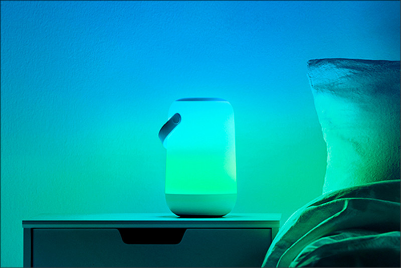 智慧照明不用複雜的安裝，WiZ桌燈除了室內使用，也適用戶外，為露營等活動營造另類樂趣，售價2,890元。