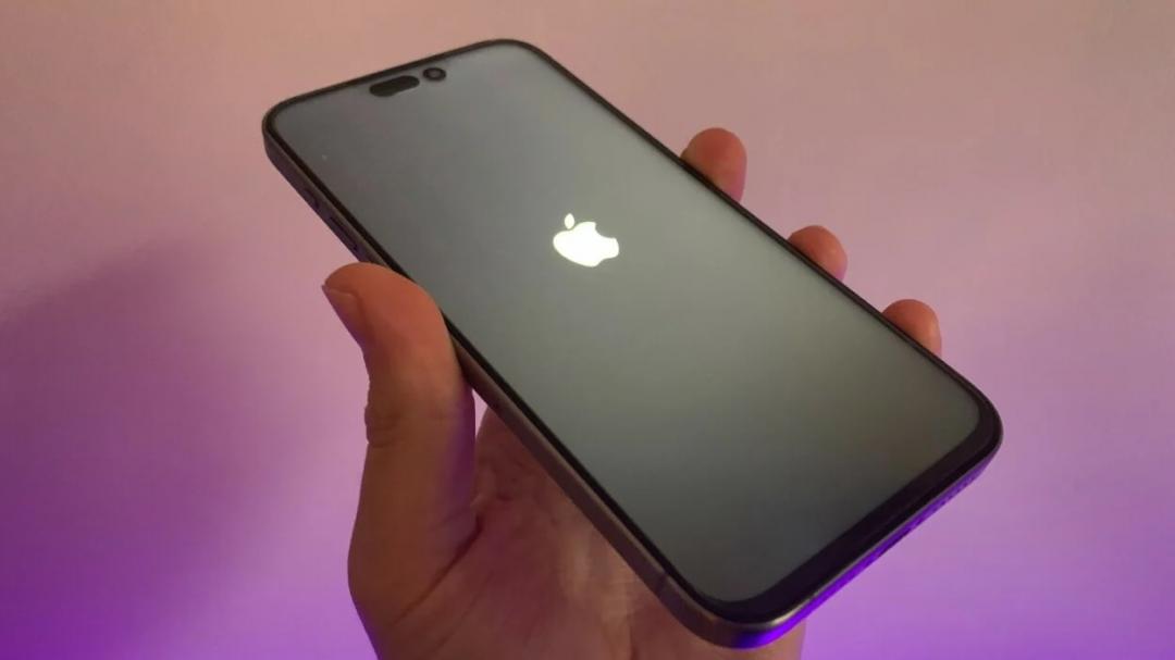 打開包裝後,乍看像iPhone 15 Pro Max,但疑點很多。(圖/翻攝mashable)