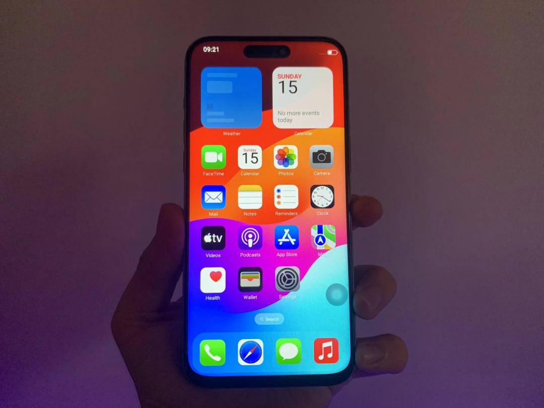 實際使用後,發現手機運行的是假冒iOS的Android系統。(圖/翻攝mashable)