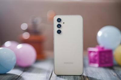年末買手機撿便宜!安卓熱銷機王降價 6,000 元、iPhone 15 也下殺 年末買手機撿便宜!安卓熱銷機王降價 6,000 元、iPhone 15 也下殺