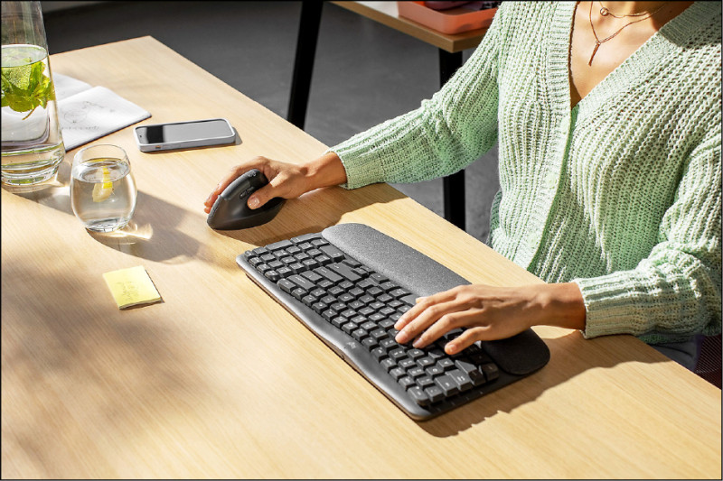 強化手部舒適感的手托設計，表層使用易清潔抗污的滑順塗層，搭配波浪型鍵盤，有助舒緩肩頸壓力。