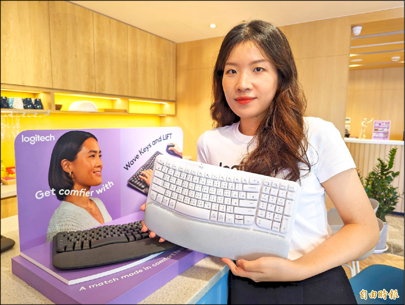 羅技Wave Keys人體工學鍵盤，電池續航最長可達36個月。提供灰、白兩色，12月6日全台開賣，2,490元。（記者劉惠琴攝）