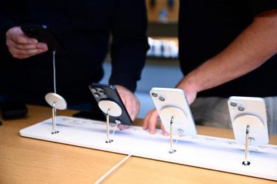 iPhone 15 推了一把!全球手機銷量暌違 27 個月重回成長 iPhone 15 推了一把!全球手機銷量暌違 27 個月重回成長