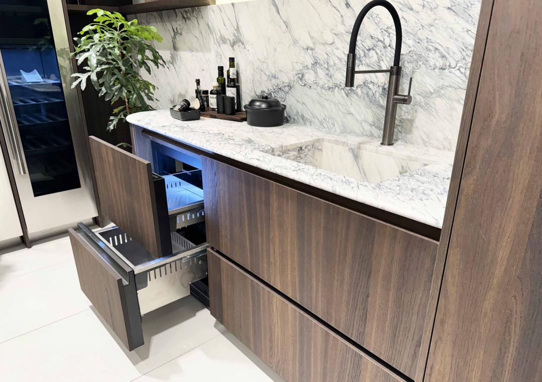 提供設計師服務,合作其他廚具業者,可客製化門板材質、顏色等。(圖/記者吳佩樺攝)