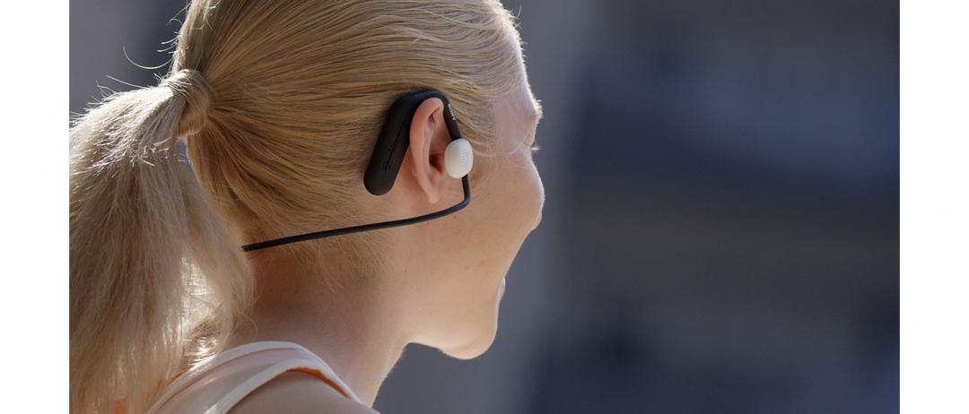 WI-OE610電池續航可播放音樂長達10小時，並且支援快充功能，充電10分鐘能使用1小時。