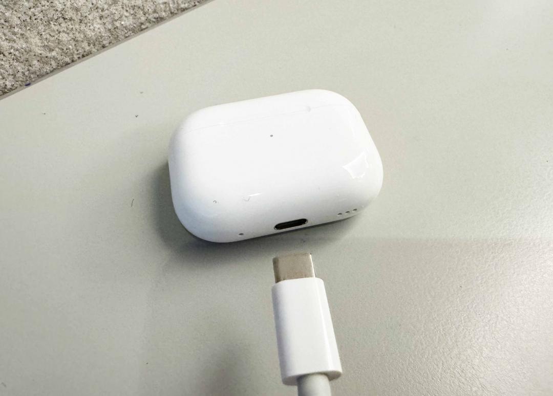 AirPods Pro 2跟進採用USB-C充電，也支援IP54防水防塵。（圖／記者吳佩樺）