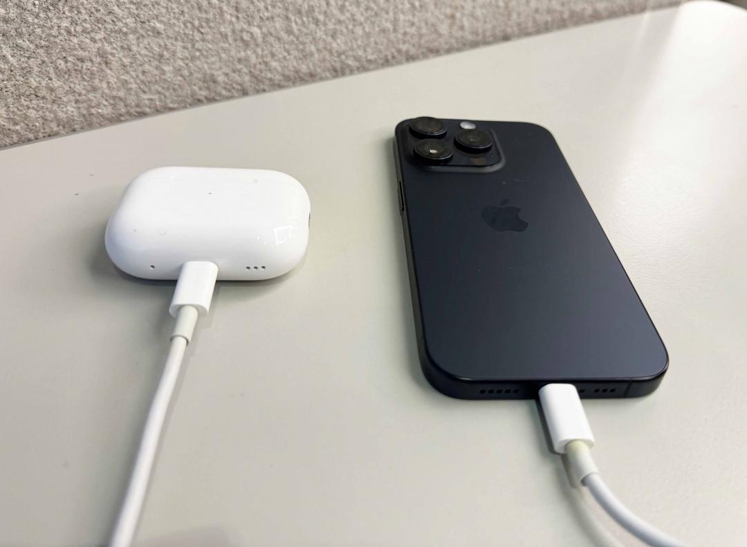iPhone 15系列可直接幫USB-C版AirPods Pro 2充電。（圖／記者吳佩樺）