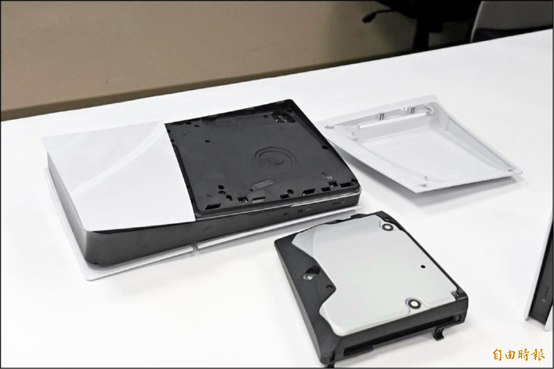 PS5全新的「拆卸式光碟機」安裝無需額外工具,徒手即可將機身下半部、右側面板拆下,透過簡單的卡榫就能將光碟機放入或卸下。(記者黃肇祥攝)