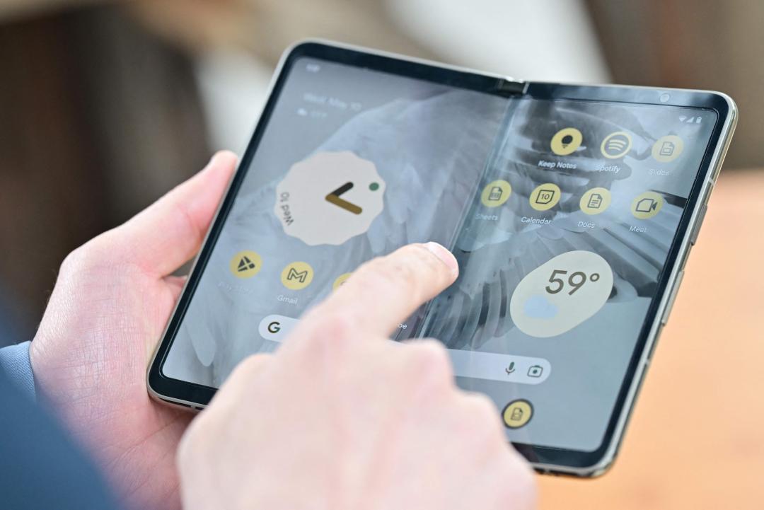 Google Pixel Fold的耐用度被質疑。（圖／路透社）
