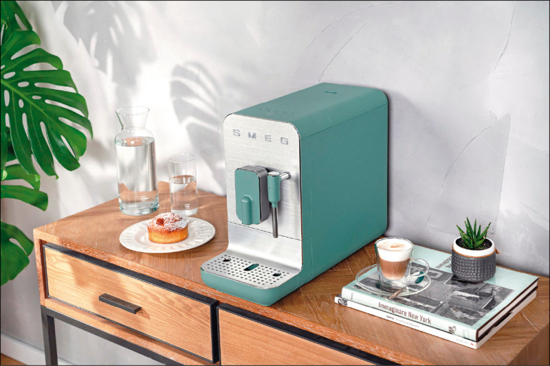 有別於以往圓潤造型，Smeg全自動咖啡機線條簡約時尚，53,800元。