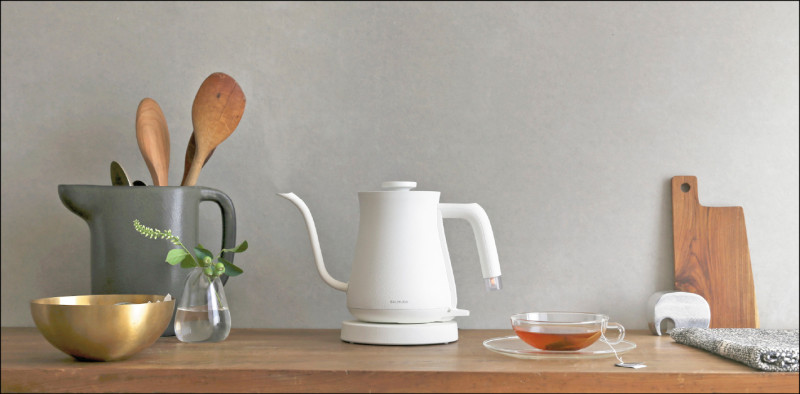 BALMUDA The Pot手沖壺，流線型細口壺嘴和握柄設計，實現絕佳的注水感，4,690元。