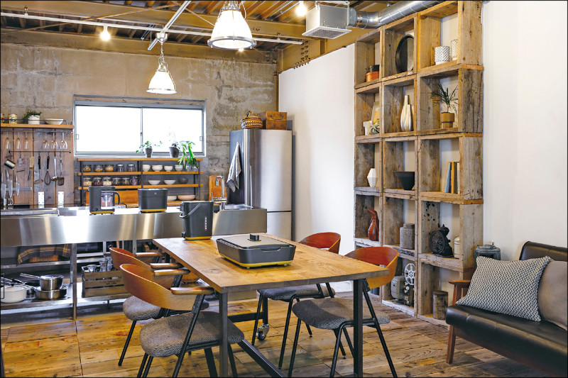 小廚電擺放在平台上不但使用更順手，也成為彰顯品味的重要裝飾。圖為象印STAN.系列。