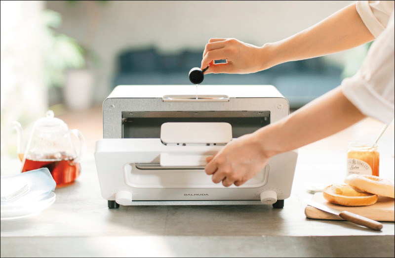 BALMUDA The Toaster蒸氣烤麵包機，利用蒸氣烤出外酥內軟的麵包，9,990元。