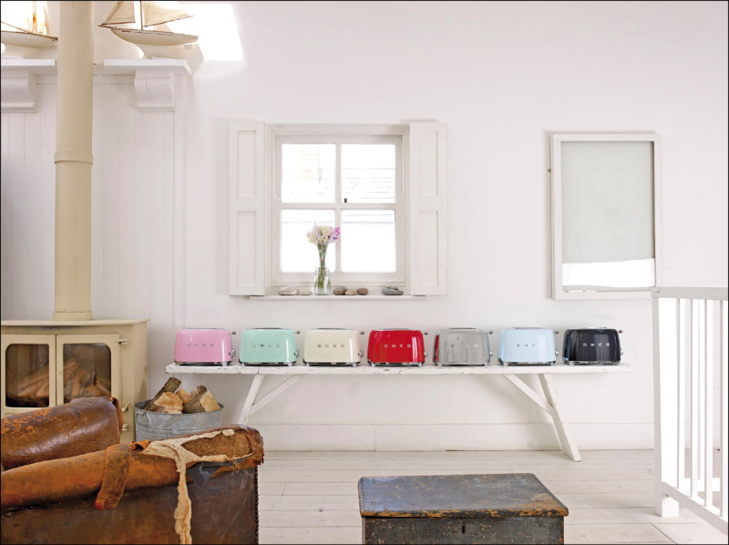 Smeg烤麵包機，在電影《Barbie 芭比》中也能看見其身影，9,400元。