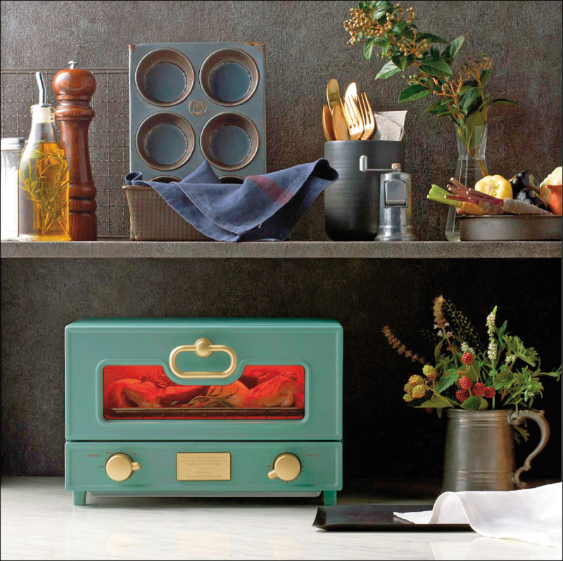 TOFFY Oven Toaster電烤箱，金色質感手把設計，2,990元。