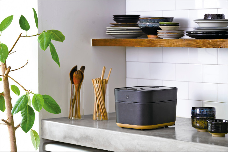 象印STAN.系列IH炊飯電子鍋，採用立方體極簡外型設計，15,990元。