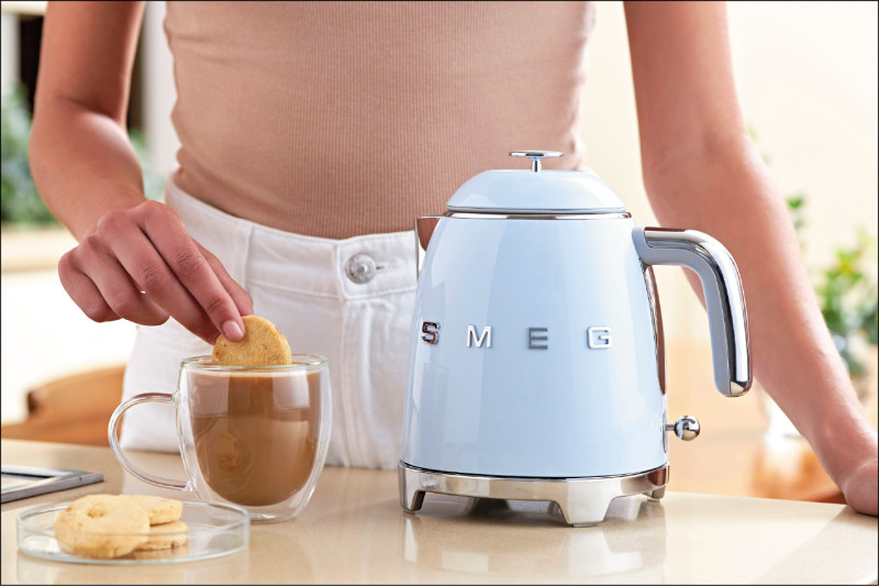 Smeg迷你電熱水壺以原版尺寸等比縮小，7,900元。