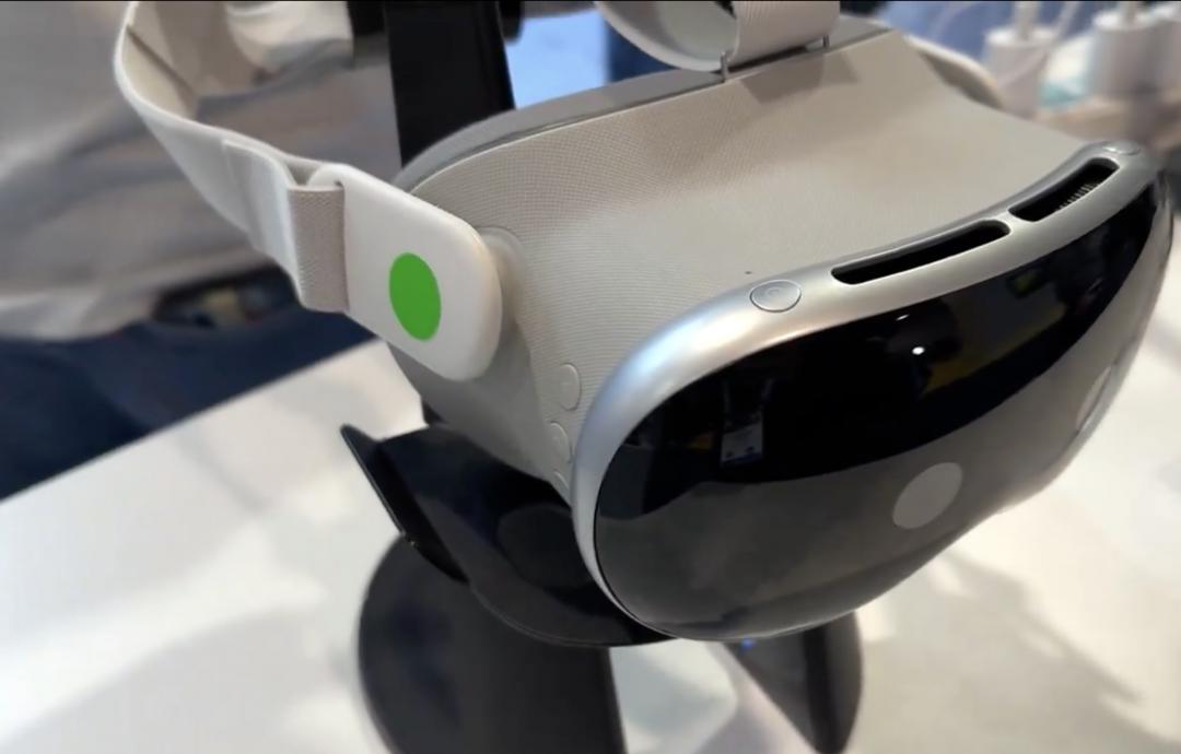 這款中國山寨品外型設計看起來跟蘋果Vision Pro極為相似。(圖/翻攝X)