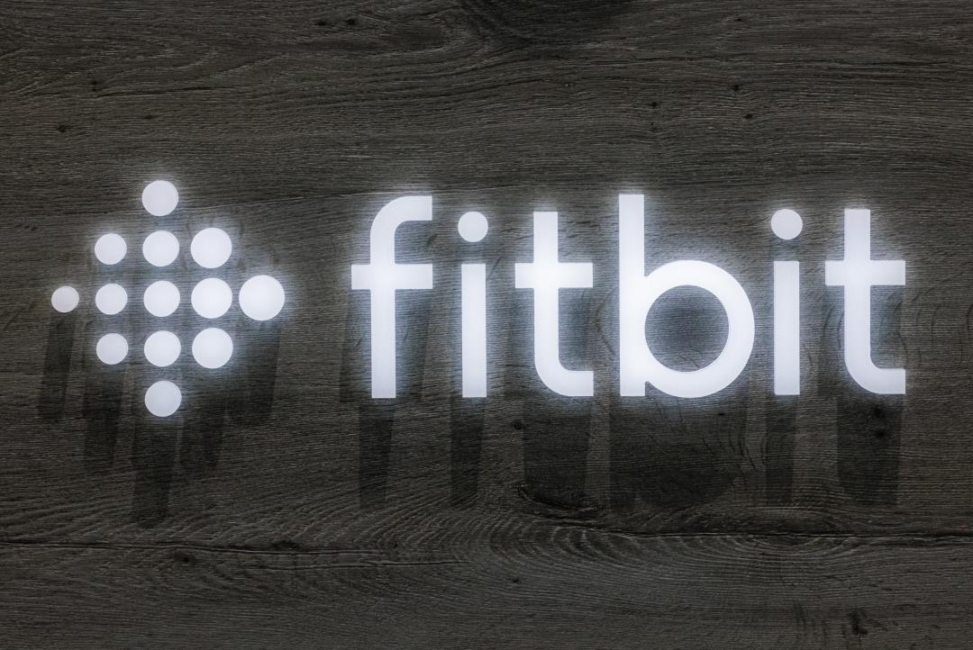 Fitbit創辦人及高層離職,讓品牌未來顯得堪憂。(圖/路透社)