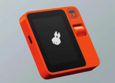 Rabbit R1口袋AI助理有夠可愛!CES亮相 可自動幫叫Uber Rabbit R1口袋AI助理有夠可愛!CES亮相 可自動幫叫Uber