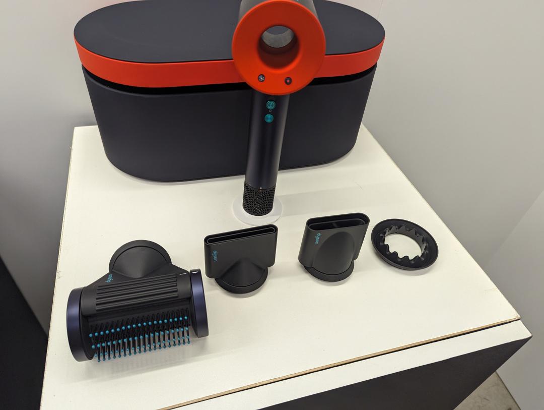 Dyson Supersonic 普魯士藍托帕石拼色新春限定版。(圖/記者劉惠琴攝)