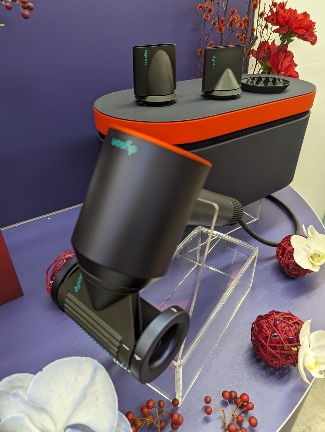 Dyson Supersonic 普魯士藍托帕石拼色新春限定版,以重新組合的配色迸出創意火花,送禮或自用皆為喜氣首選。(圖/記者劉惠琴攝)